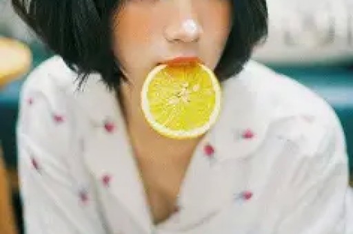 这个坚强面对绝症的少女形象不仅让